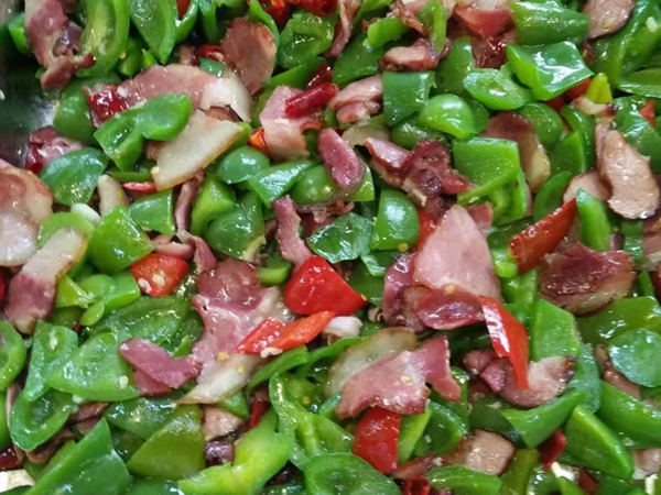 腊肉炒青椒